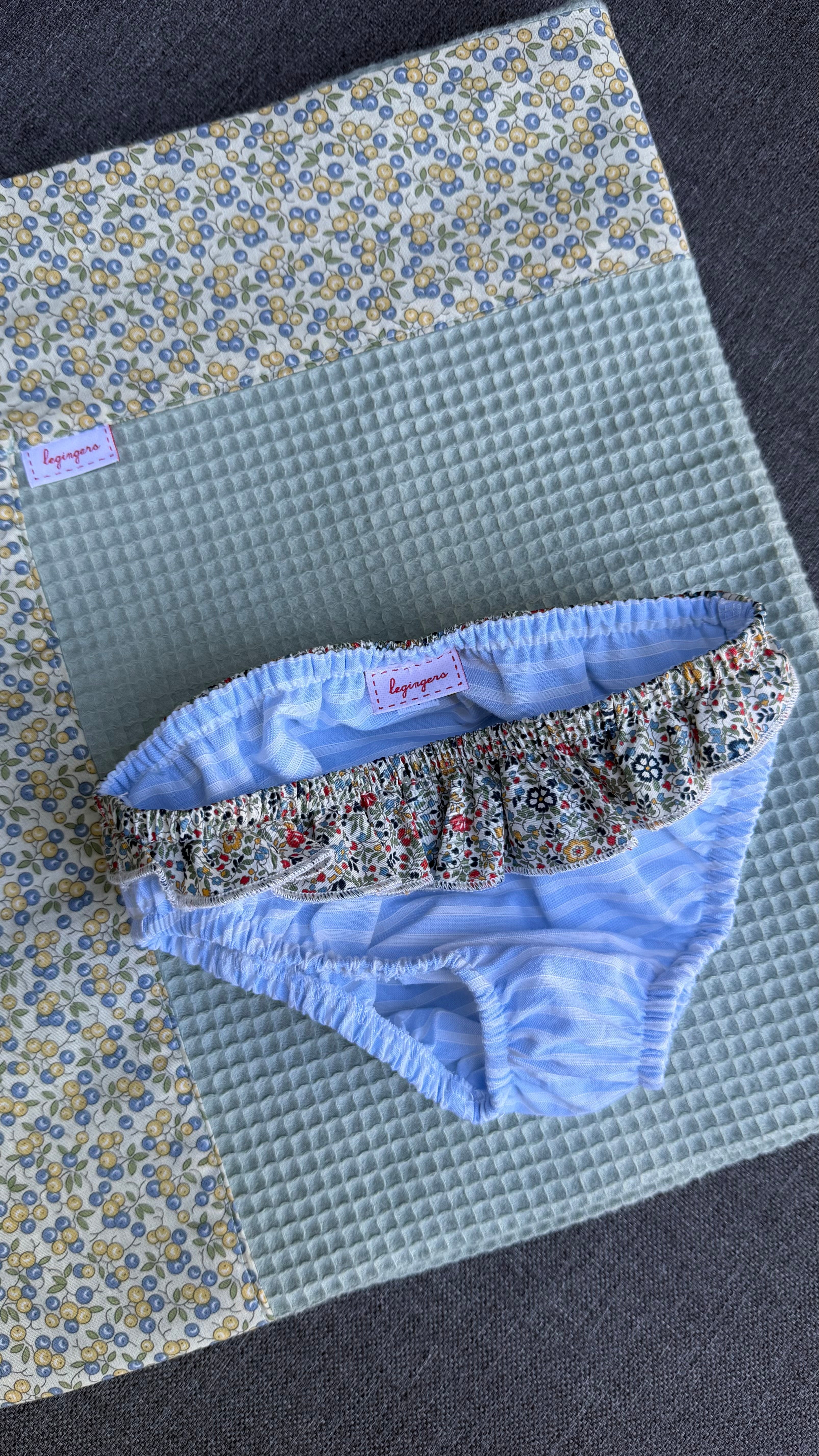 Slip bimba righe azzurre e balza fiorellini