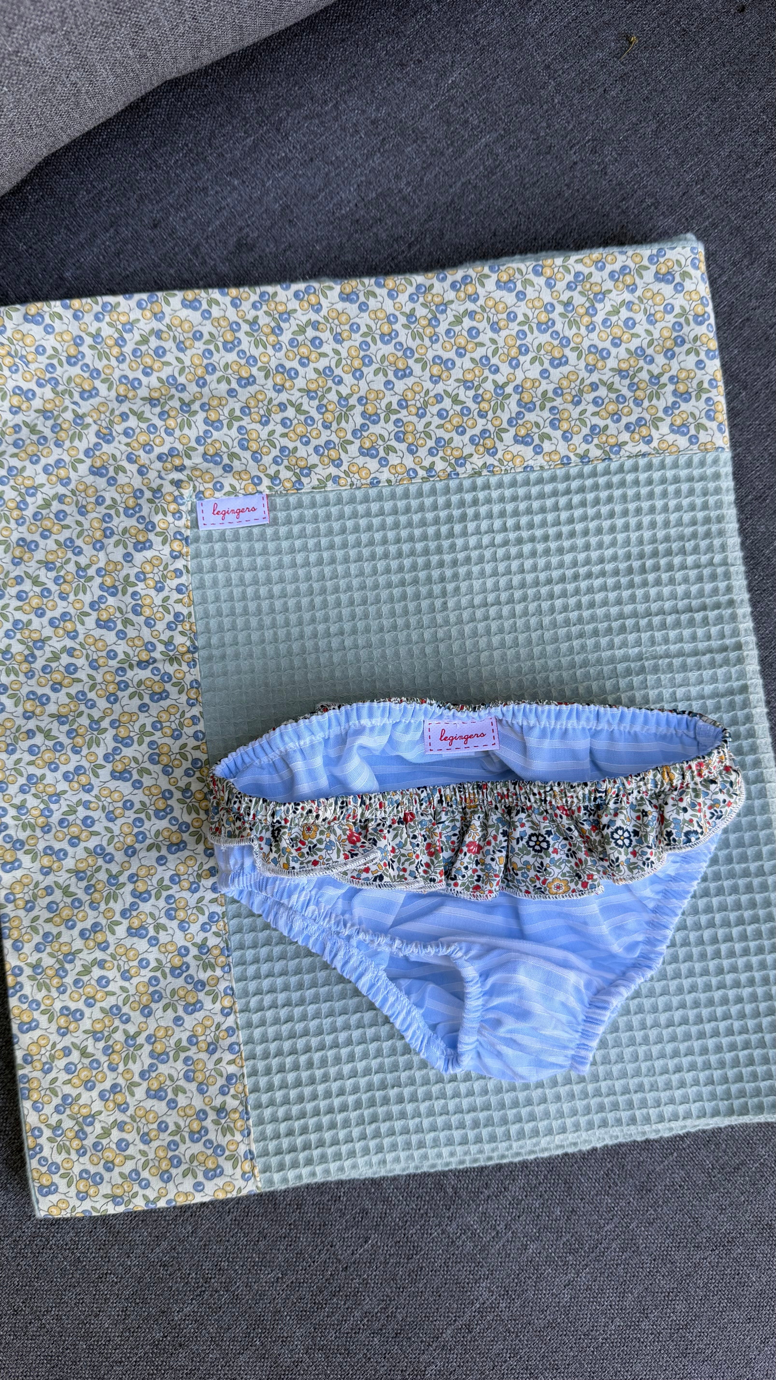 Slip bimba righe azzurre e balza fiorellini