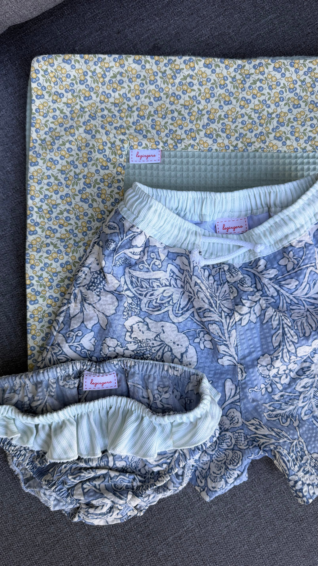 Slip bimba fiori azzurri e balza righe salvia