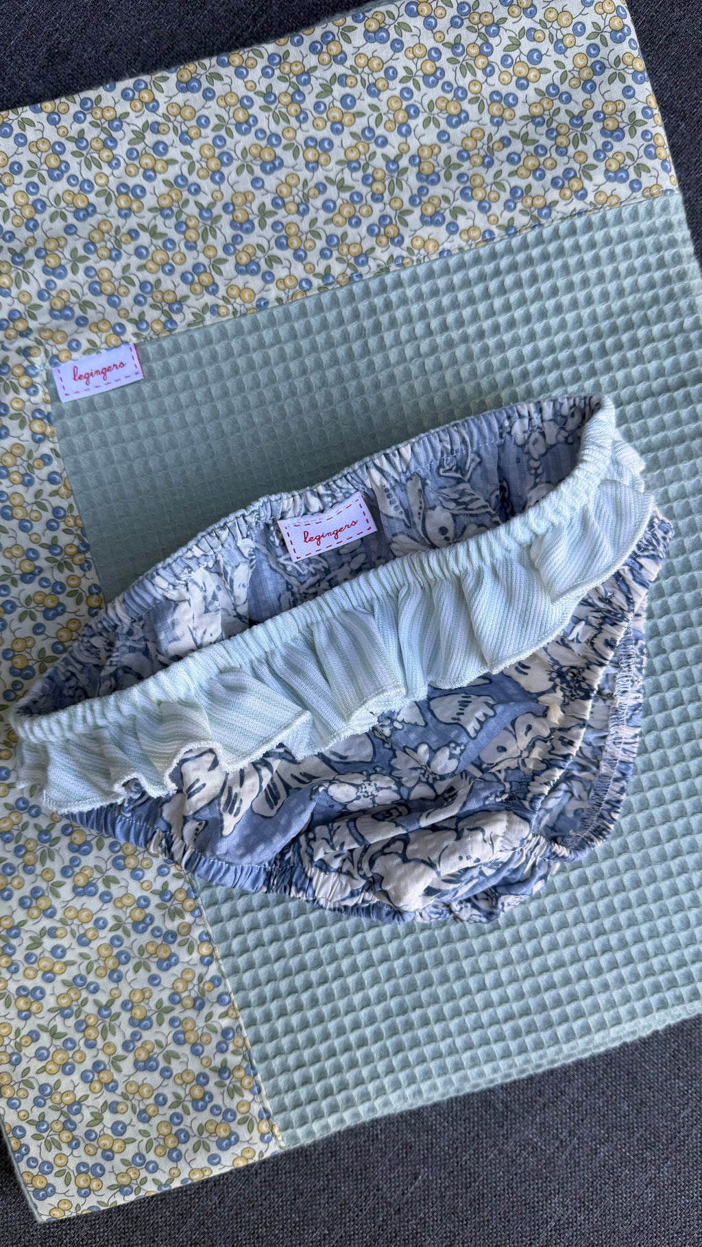 Slip bimba fiori azzurri e balza righe salvia
