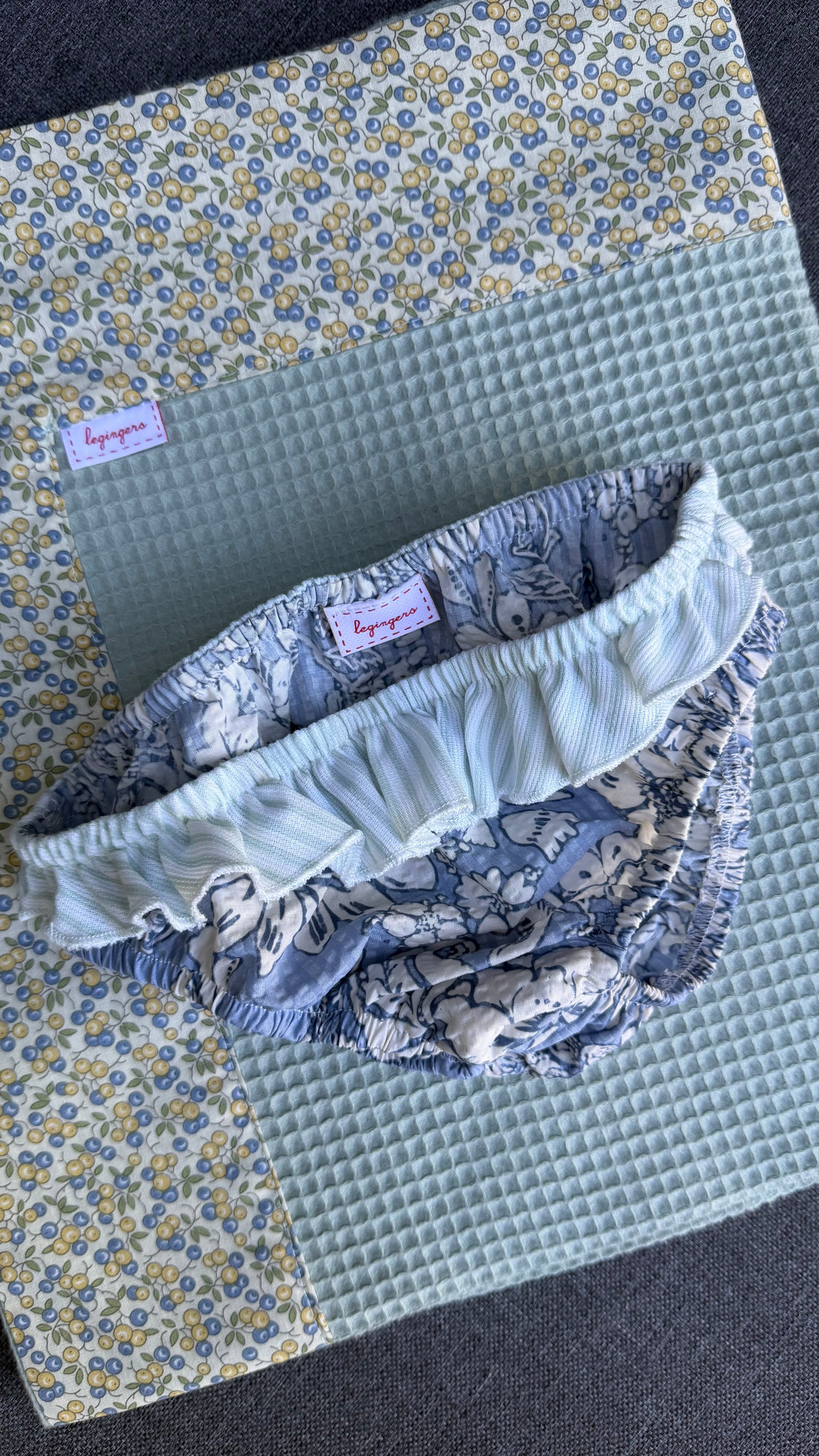 Slip bimba fiori azzurri e balza righe salvia