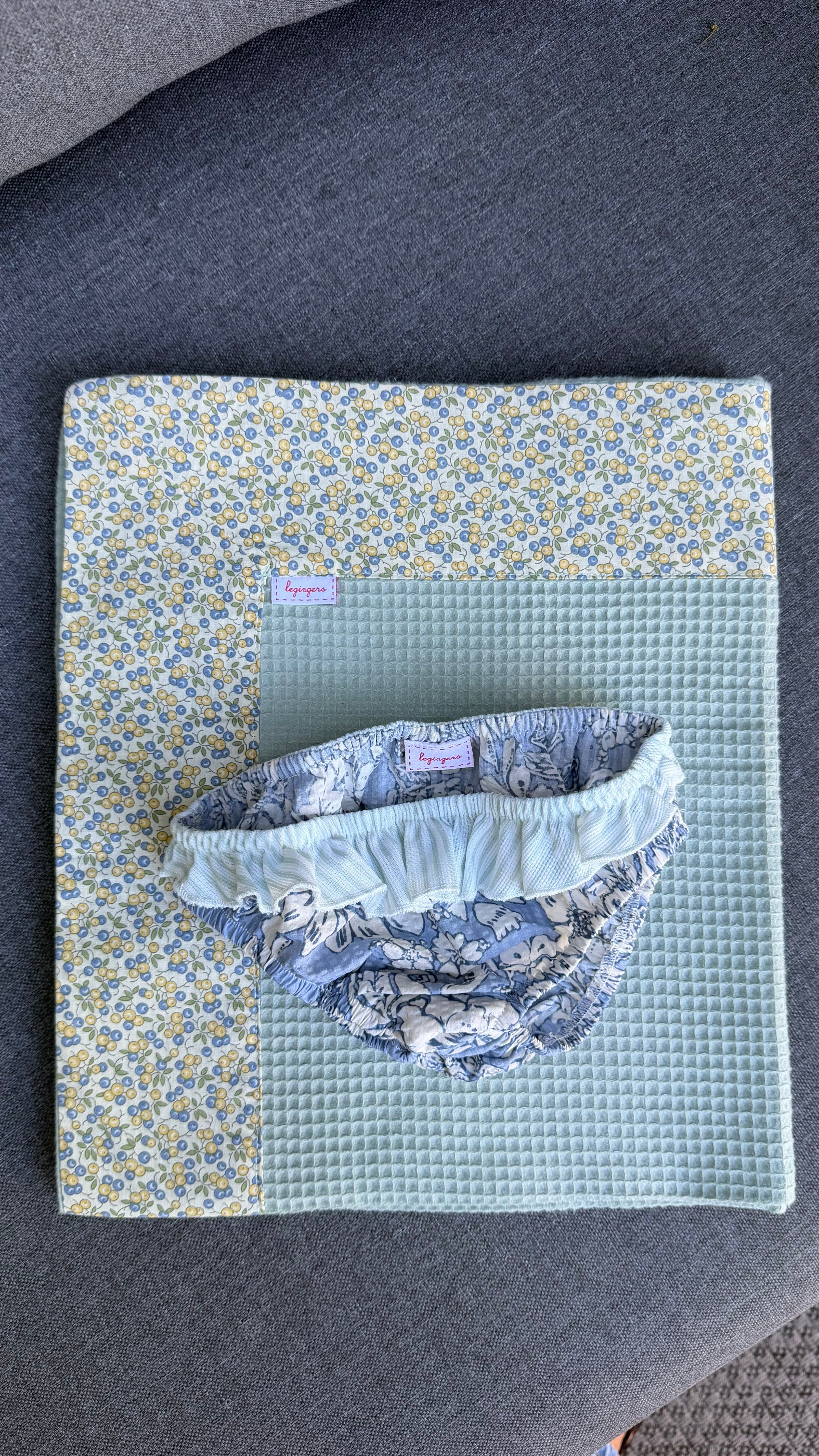 Slip bimba fiori azzurri e balza righe salvia